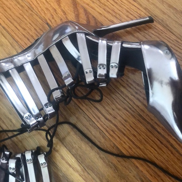 Metallic Steve Madden tie up pumps - Picture 3 of 3